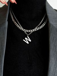 “Mastering Street Style: The Kaylee ‘Letter M’ Cuban Chain Necklace Revolutionizing Hip-Hop Fashion”